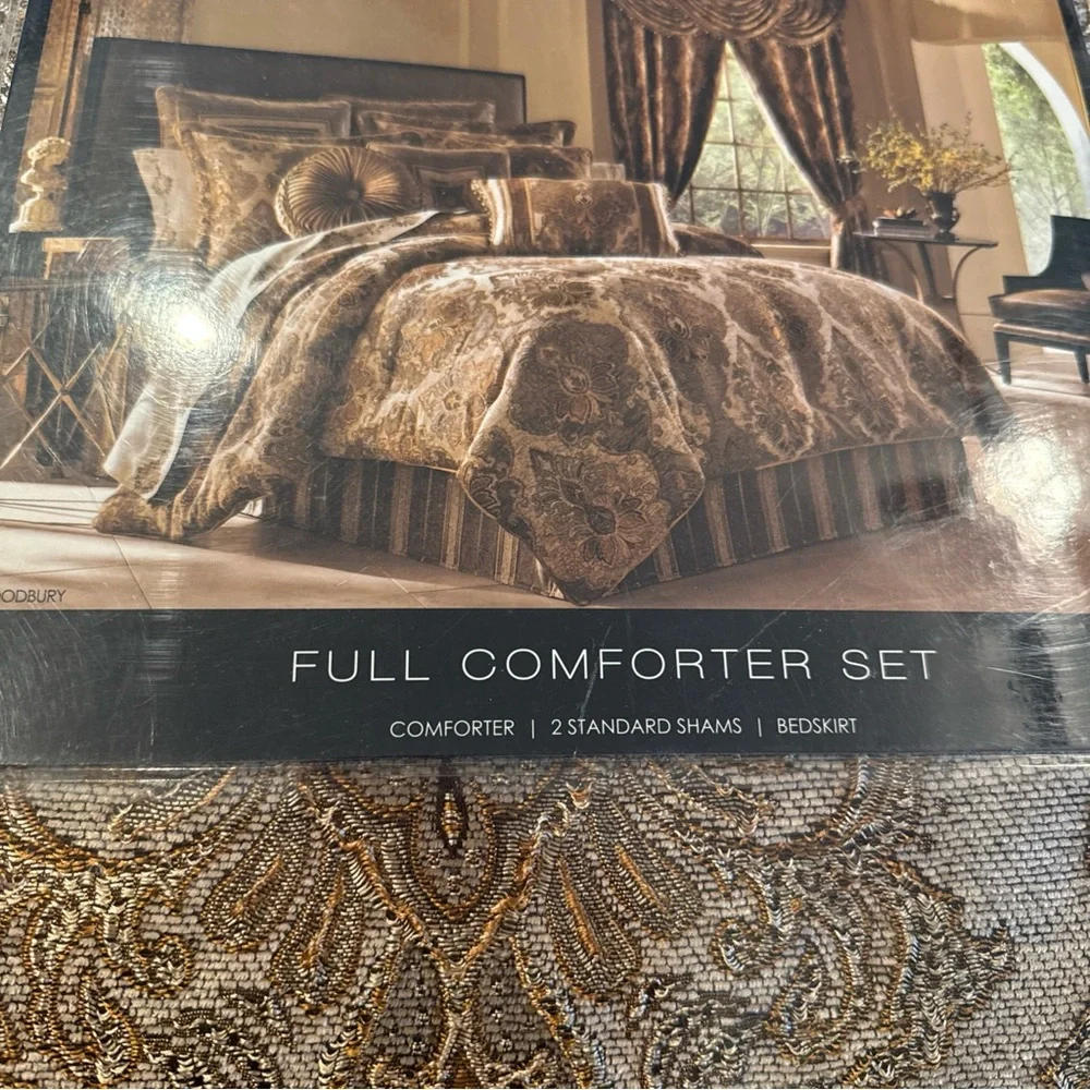 J. Queen New York Full Size Comforter Set Woodbury new